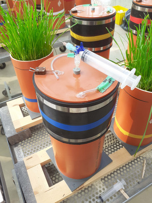 Microcosm system to assess GHG emissions from planted soil columns 